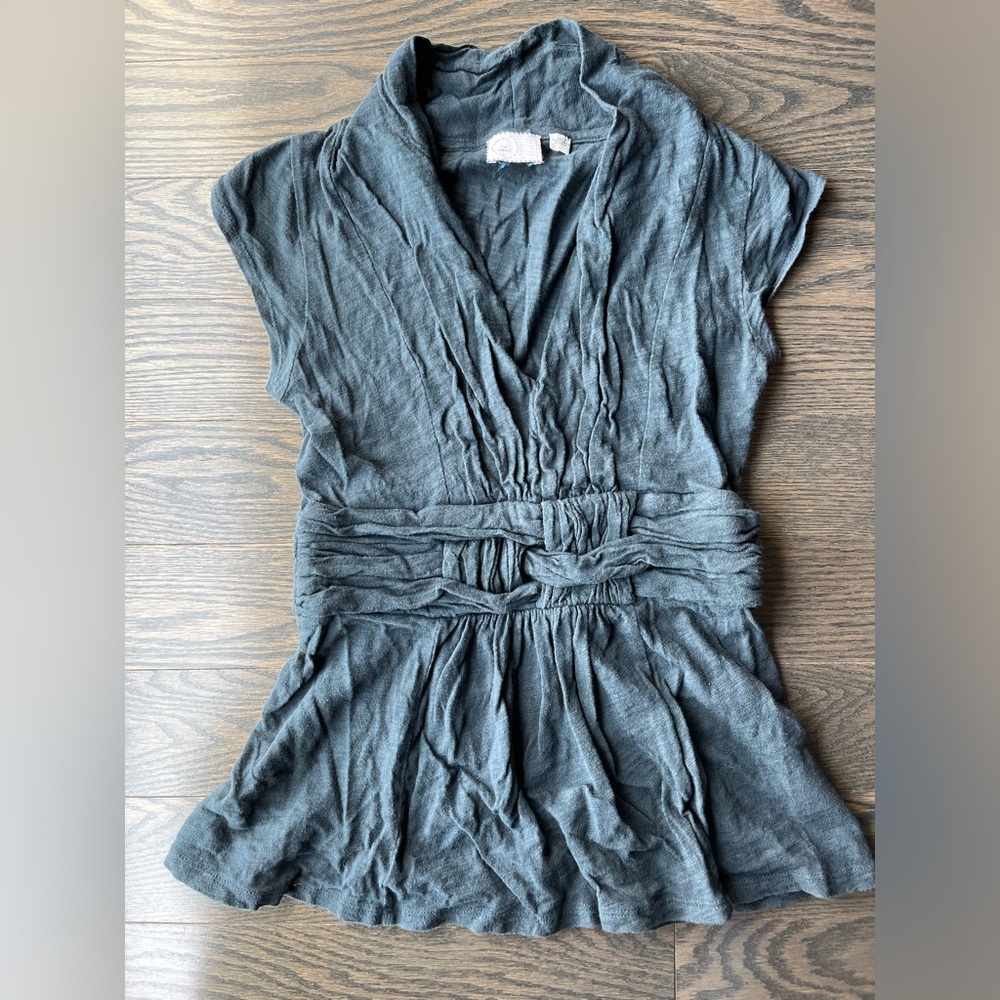9-h15 stcl Anthropologie dark grey peplum hem cap sleeve shirt in size XS